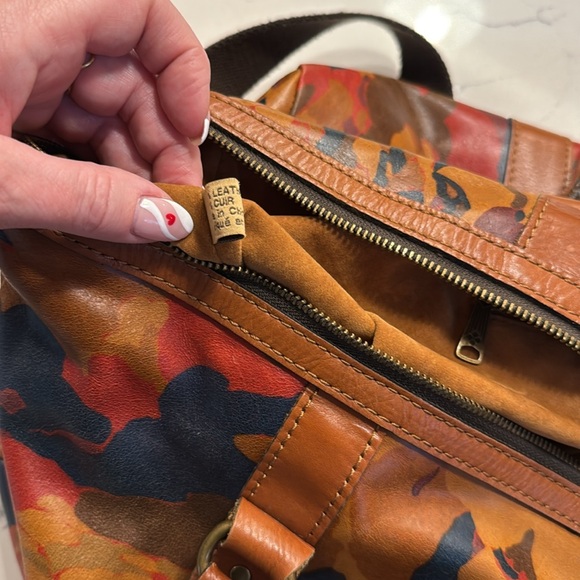 Duffel bag with shoulder straps and crossbody strap . - Picture 8 of 10